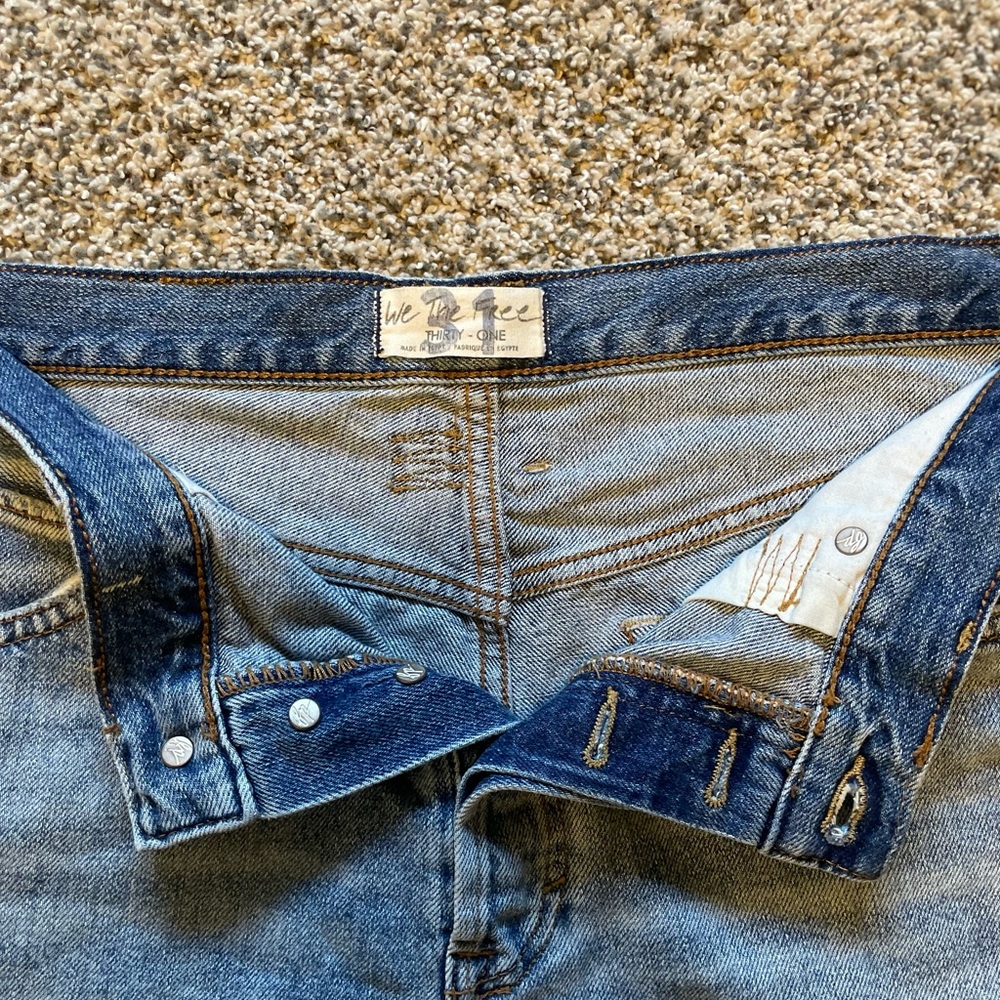 Free People/We The Free Denim Blue Distressed Cutoff Women Shorts Size 31 - Picture 3 of 5